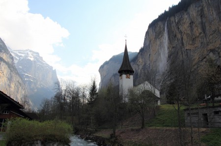 教会とシュタウプバッハの滝